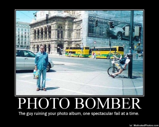 633543062164743787-PhotoBomberSpectacularFailPhotoBombing.jpg