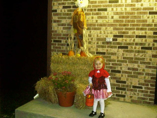Jazlyn&Fishtank 002.jpg