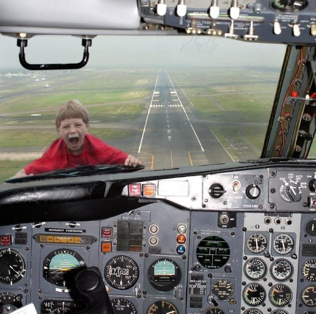 kid-on-plane-732350.jpg