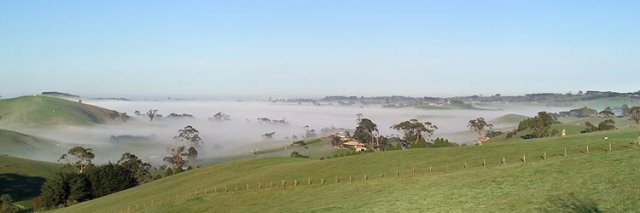 750px-20050827_South_Gippsland_Hills_In_Morning_Mist.jpg
