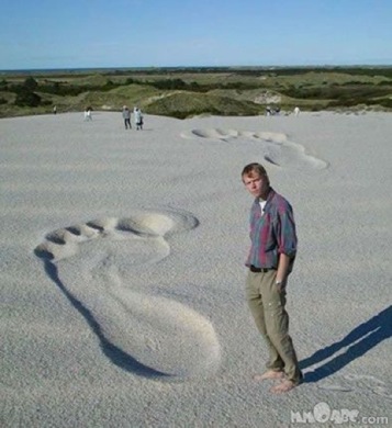dwingdwang_huge_foot_print_beast_yeti_sasquash_beach_guy_man_big.jpg